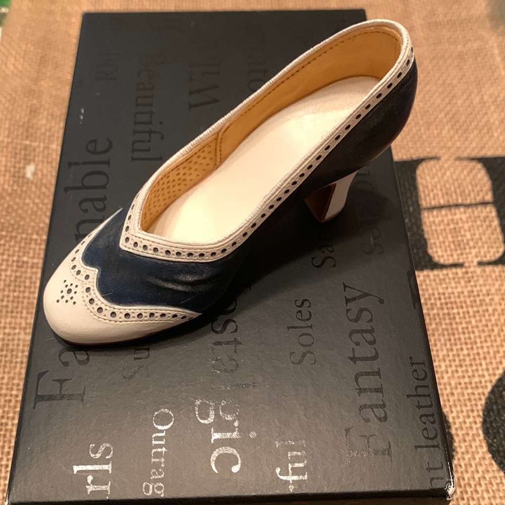 Just the Right Shoe “Spectate This” miniature shoe by Raine.